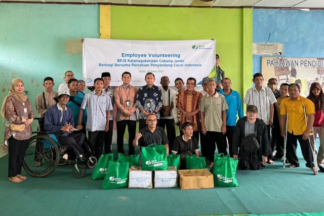 BPJS Ketenagakerjaan Jambi Bagikan Peket Sembako untuk Penyandang Cacat