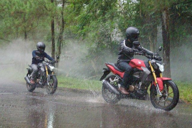 Jambi Diguyur Hujan: Ini Tips Cegah Aquaplaning saat Berkendara