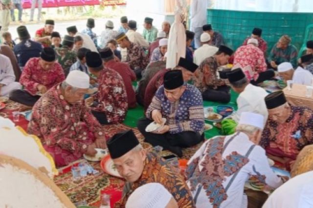 Bersama Warga Makan Bernampan Bersama: H Abdul Rahman: Mengajarkan Saling Berbagi dan Mempererat Silaturahmi