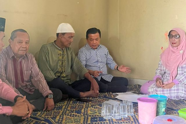 Kunjungi Kediaman Asniati Pensiunan Guru TK, Gubernur Al Haris: Saya Jamin Ini Semua Clear