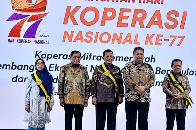 Diserahkan Menko Perekonomian Airlangga: Gubernur Al Haris Terima Penghargaan Bintang Abhinaya Jagadhita dari Dekopin