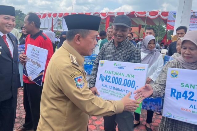 Gubernur Al Haris Serahkan Santunan Kematian BPJS Ketenagakerjaan di Sarolangun