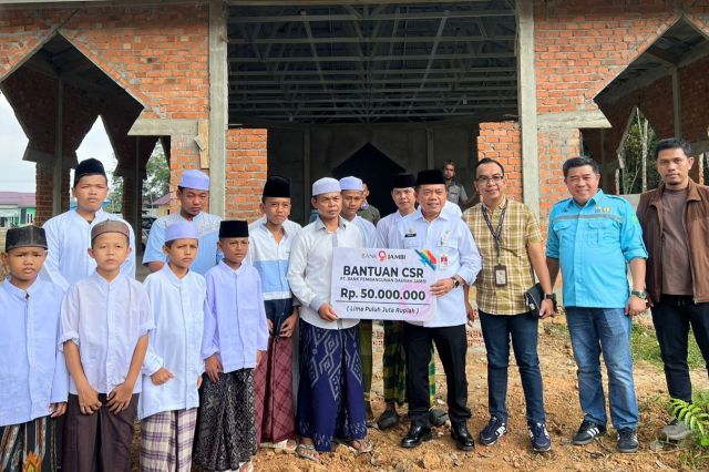 Gubernur Al Haris Salurkan Bantuan CSR di Ponpes Darul Mukhlasin Al Hasanah