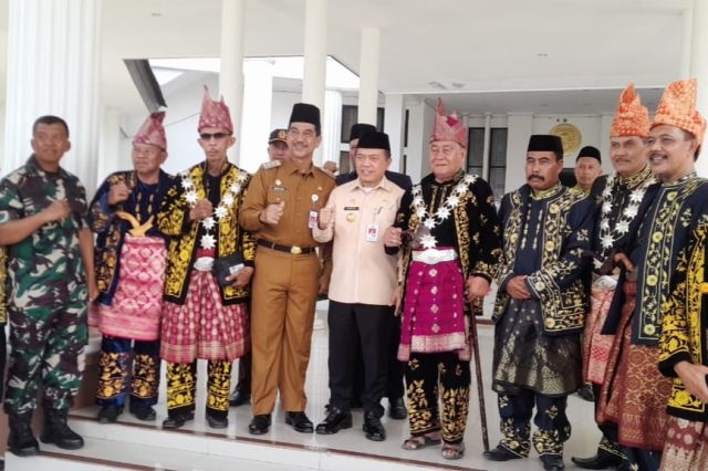 Pengukuhan Jabatan BPD dan Pemangku Adat se-Muaro Jambi: Gubernur Al Haris Harap Desa Angkat Hukum Adat