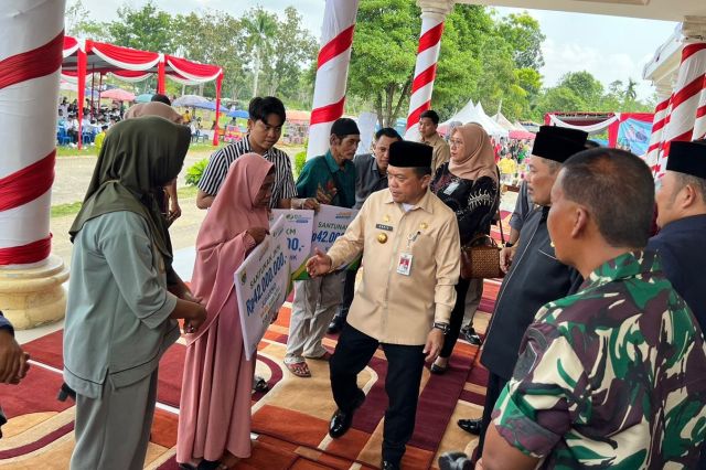 Gubernur Al Haris Serahkan Santunan BPJS Ketenagakerjaan di Pengukuhan Kades Muaro Jambi