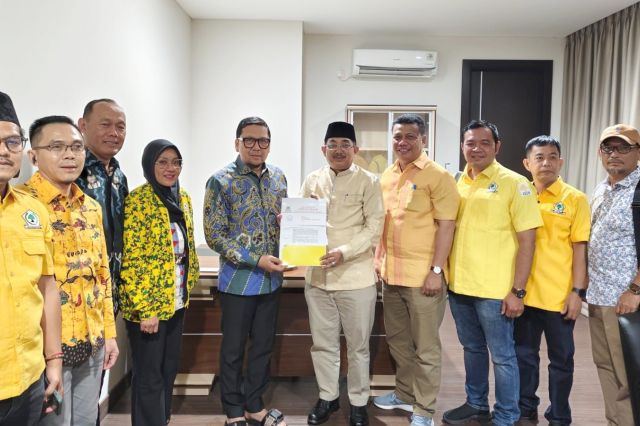Terima SK Golkar, UAS: Tidak Lama Lagi Gerindra dan Demokrat Menyusul