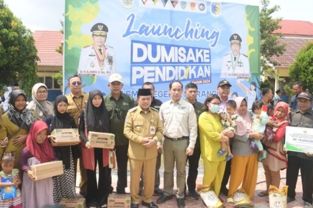 Didampingi Kadis Ketahanan Pangan: Gubernur Al Haris Serahkan Bantuan Beras untuk Balita Stunting di Merangin