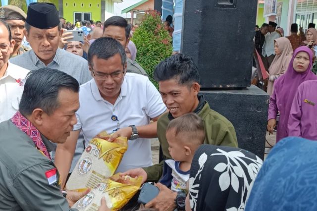 Didampingi Kadis Ketahanan Pangan: Gubernur Al Haris Serahkan Beras untuk Balita Stunting di Batanghari