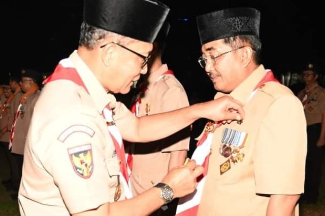 Bupati Anwar Sadat Dianugerahi Lencana Karya Bakti Pramuka