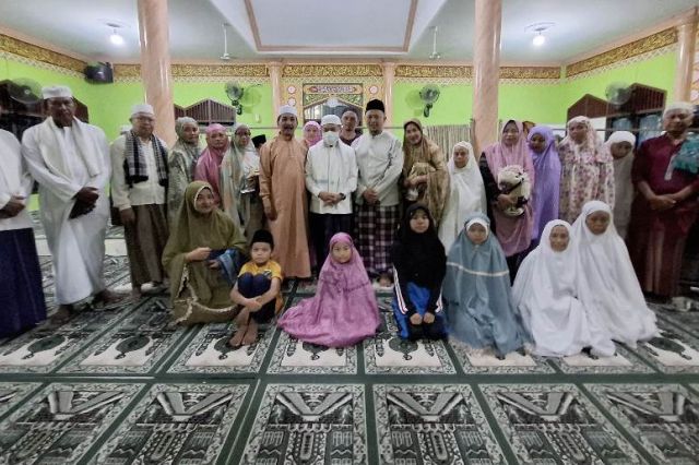 Safari Subuh di Masjid Al Hakim RT 46 Jelutung: Gubernur Al Haris Serahkan Bantuan dan Tali Asih untuk Warga Tak Mampu