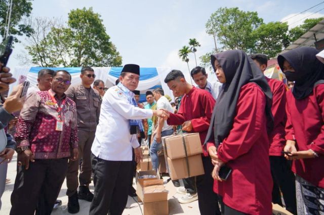 Gubernur Al Haris Serahkan Bantuan Pendidikan Seragam Sekolah di SMK 1 Sungai Penuh