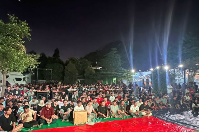 Milenial Padati Nobar Indonesia vs Australia di Posko Pemenangan Rumah Besamo Haris-Sani