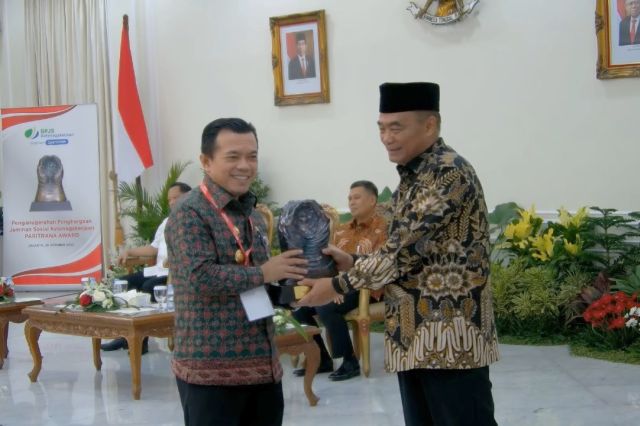 Lindungi Puluhan Ribu Masyarakat Miskin Ekstrem: Al Haris Pernah Terima Penghargaan Nasional dari Wapres RI