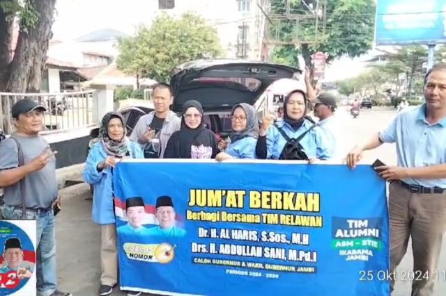 Jumat Berkah: Tim Alumni IKABAMA Haris-Sani Berbagi ke Pengendara