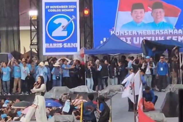 Saat Al Haris dan Happy Asmara Hujan-hujanan Bersama Puluhan Ribu Massa Haris-Sani