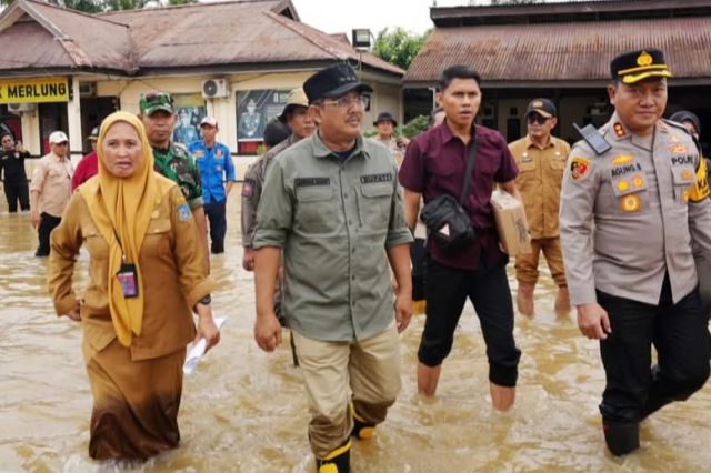 Banjir Melanda Merlung: Bupati Anwar Sadat Tinjau Lokasi dan Siapkan Posko Penanganan