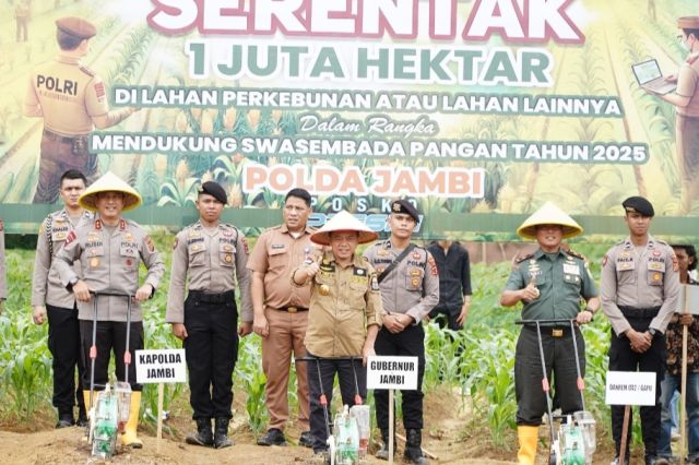 Gubernur Al Haris Bersama Kapolda Ikut Tanam Jagung Serentak 1 Juta Hektar