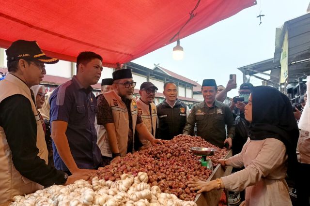 Sidak ke Pasar Angso Duo: Sekda Sudirman Pastikan Sembako Tersedia dan Terjangkau Jelang Puasa