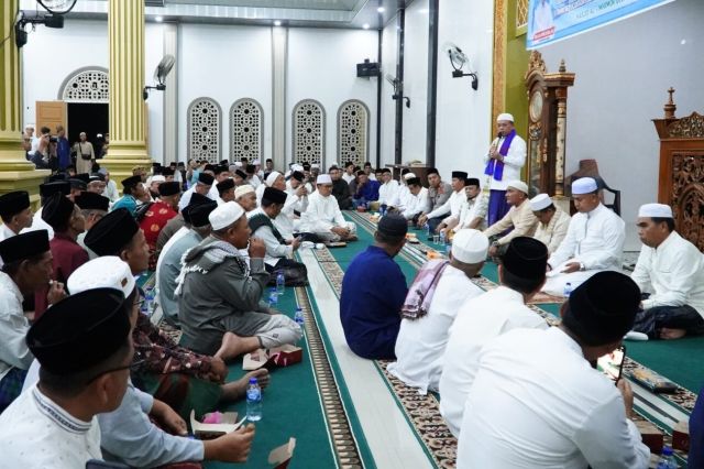 Gubernur Al Haris Didampingi Wabup Hurmin Safari Ramadan di Panti Sarolangun: Hadiahi Warga Tiket Umroh
