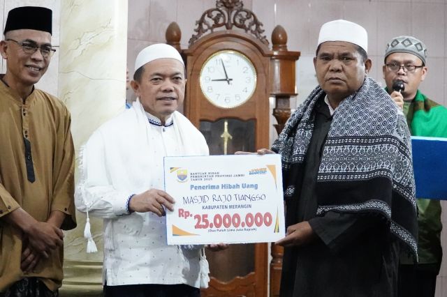 Gubernur Al Haris Serahkan Bantuan untuk Pembangunan Masjid di Jangkat
