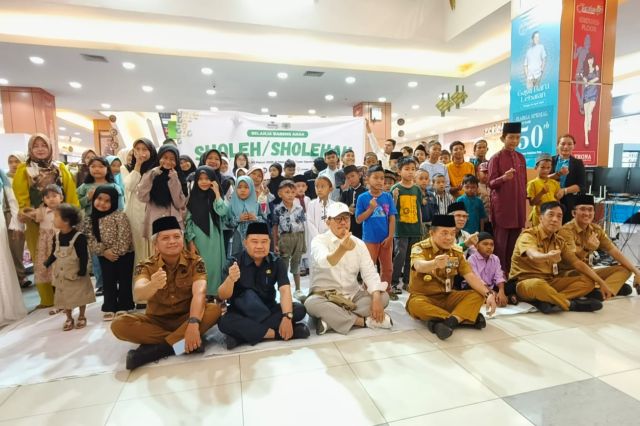 Berbagi Kebahagiaan: Ratusan Anak Yatim Belanja Baju Lebaran Bareng Gubernur Al Haris