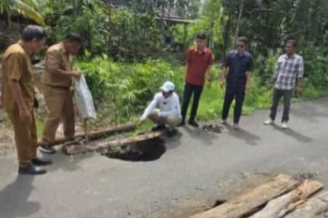 Tinjau Kerusakan Jalan Lintas Semau: Bupati Anwar Sadat Perintahkan Dishub Kontrol Mobil Over Tonase