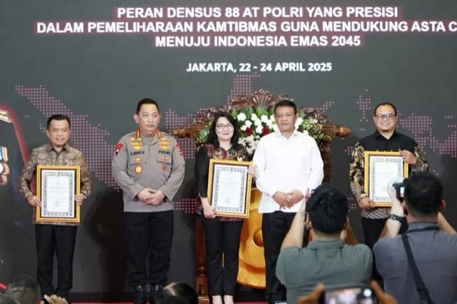 Gubernur Al Haris Terima Penghargaan dari Kapolri