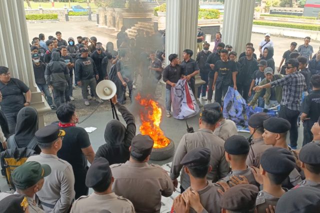 Dugaan Penyusup Saat Demo di DPRD Jambi Bikin Suasana Aksi Jadi Ricuh
