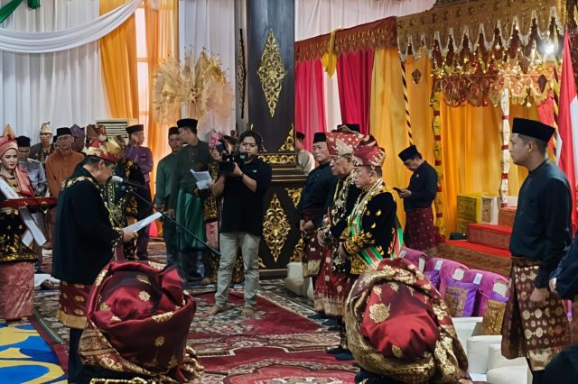 Gubernur Al Haris dan Wagub Abdullah Sani Kembali Dikukuhkan Sebagai Pembina dan Pemangku Adat LAM Jambi