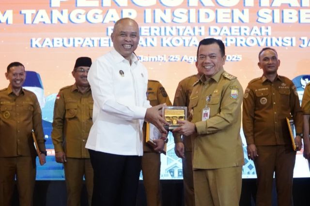 Gubernur Al Haris Terima Penghargaan Jambi Jadi Provinsi ke-6 Lengkapi Tim Tanggap Insiden Siber: Tegaskan Perkuat Ketahanan Digital Daerah