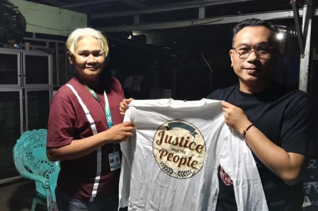 Pemberian Mandat: Simbol Kaus Putih "Justice for the People"