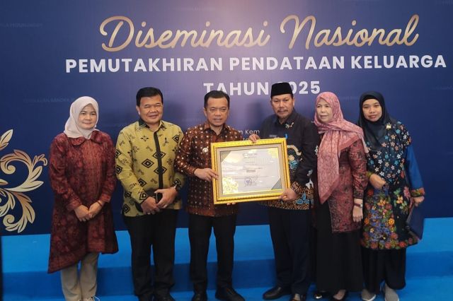 Hadiri Diseminasi Nasional Pemutakhiran Pendataan Keluarga 2025: Gubernur Al Haris Terima Penghargaan dari BKKBN