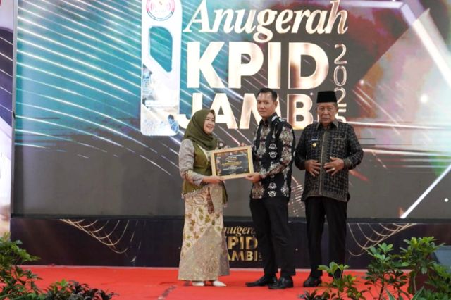 Hesti Haris Terima Penghargaan Life Achievement pada Anugerah KPID Jambi 2025