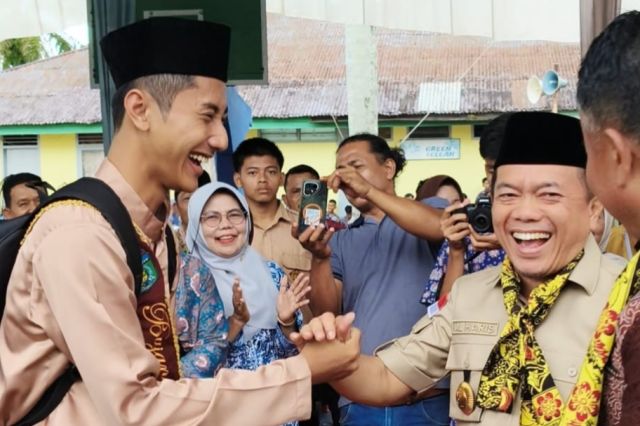 Salurkan Bantuan Dumisake: Gubernur Al Haris Hadirkan Senyum Bagi 531 Siswa Kurang Mampu di Tebo