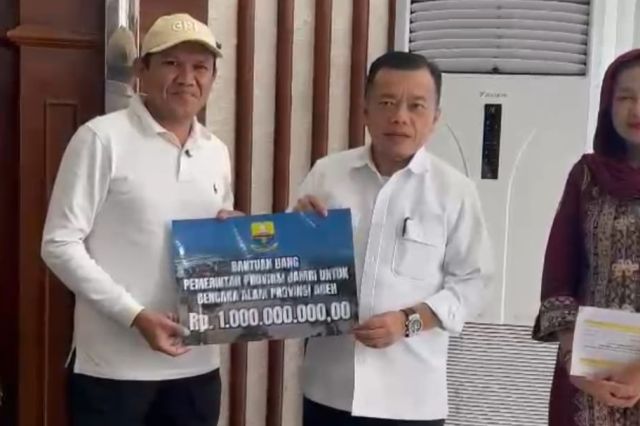 Gubernur Al Haris Serahkan Langsung Bantuan Jambi untuk Korban Bencana di Aceh