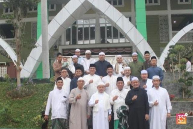 Qiamul Lai Itikaf di Ponpes Darul Arifin: Gubernur - Wakil Gubernur Jambi Sahur dan Shalat Subuh Bersama Warga