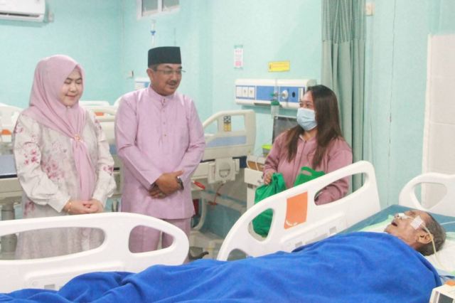 Bupati Anwar Sadat Hadirkan Kehangatan Lebaran di RSUD KH. Daud Arif: Beri Semangat dan Bingkisan untuk Pasien