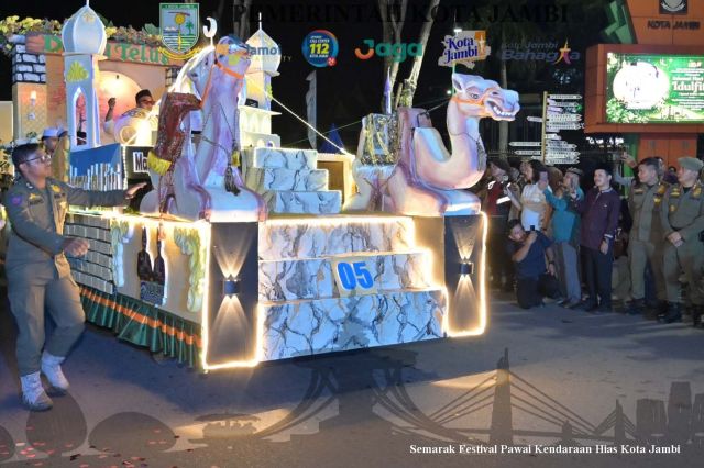 Kendaraan Hias Semarakkan Malam Lebaran di Kota Jambi
