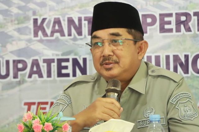 Bupati Anwar Sadat Serahkan 71 Sertifikat Tanah Konsolidasi untuk Warga Teluk Nilau