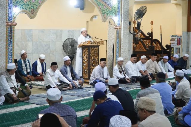 Gubernur Al Haris Safari Subuh di Masjid Raya Magat Sari: Ingatkan Warga Hadapi Kemarau dan Bijak Gunakan BBM