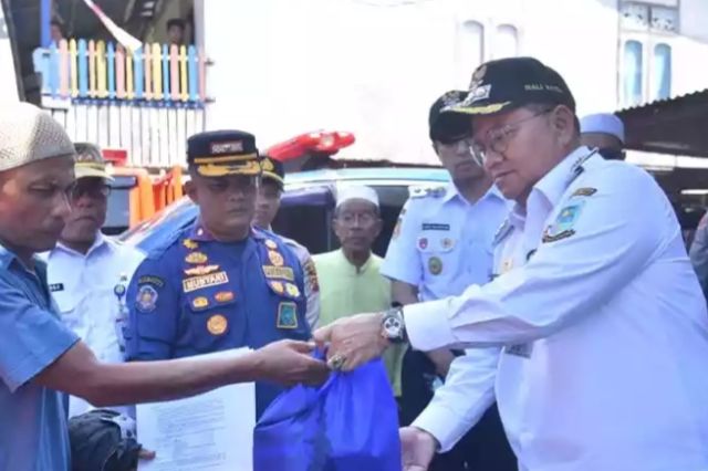 Maulana - Diza Hadir Serahkan Bantuan Tanggap Darurat Korban Kebakaran di Jambi Kota Seberang
