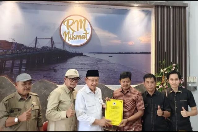 Perdana di Jambi Pasca Musda: Cek Endra Serahkan SK Kepungurusan DPD II Tanjab Barat