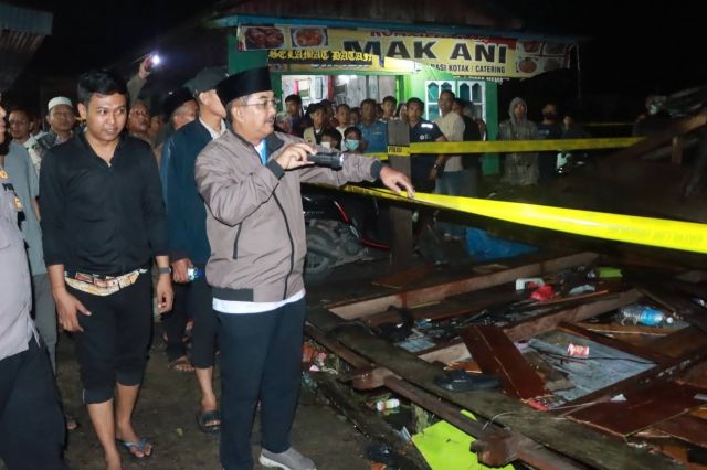 Tinjau Lokasi Kebakaran di Teluk Nilau: Bupati Anwar Sadat Instruksikan Penanganan Maksimal