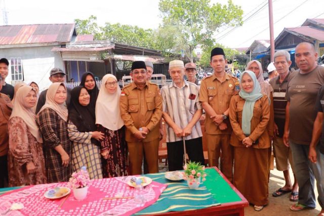Bupati Anwar Sadat Kembali Serahkan Bantuan Kebakaran Teluk Nilau