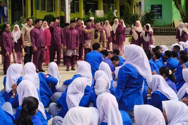 Sambangi SMAN 12 Merangin: Gubernur Al Haris Resmikan Panggung Terbuka dan Motivasi Sekolah Terus Berprestasi