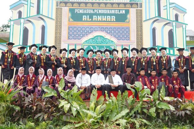 Gubernur Al Haris Doakan Santri Ponpes Al Anwar Jadi Generasi Berakhlak Mulia dan Berprestasi