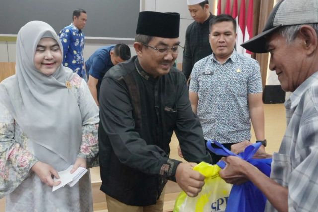 Peringatan 10 Muharram Pemkab Tanjab Barat: Manisnya Senyum Lansia Saat Terima Sembako dari Bupati Anwar Sadat