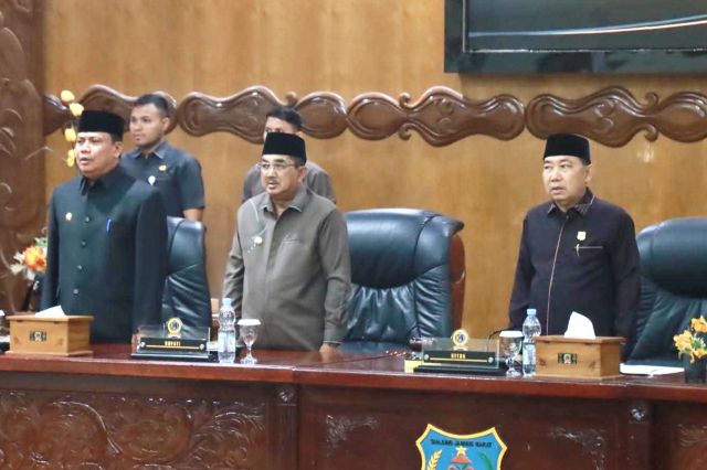 DPRD dan Pemkab Tanjab Barat Sahkan Pertanggungjawaban APBD 2025