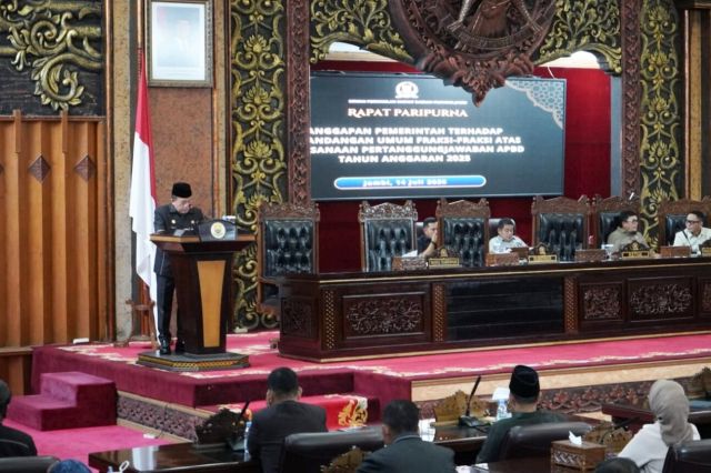 Jawab Pandangan Fraksi DPRD: Gubernur Al Haris Beberkan Realisasi APBD 2025 dan Status Temuan BPK