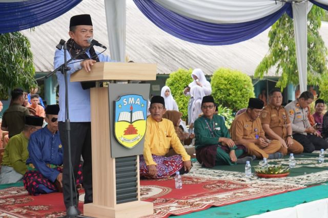 Unik dan Sarat Kearifan Lokal: Tradisi Penyerahan Murid Baru Secara Adat di SMAN 1 Muaro Jambi Tuai Apresiasi Gubernur Al Haris